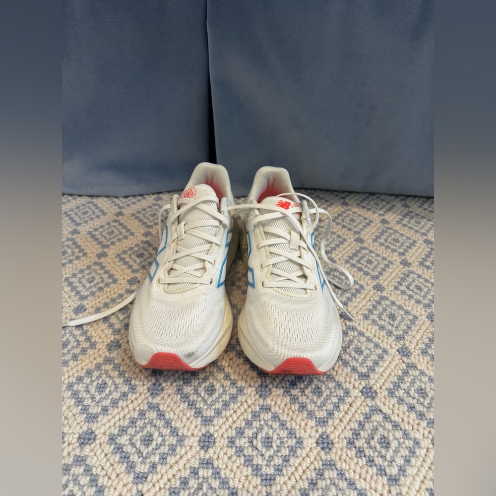 New Balance Woman’s Fresh Foam 680 V8